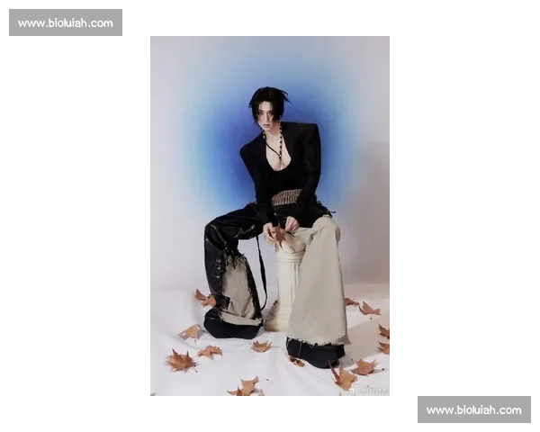 王琳凯胸肌引热议！皮衣造型藏不住健硕身材